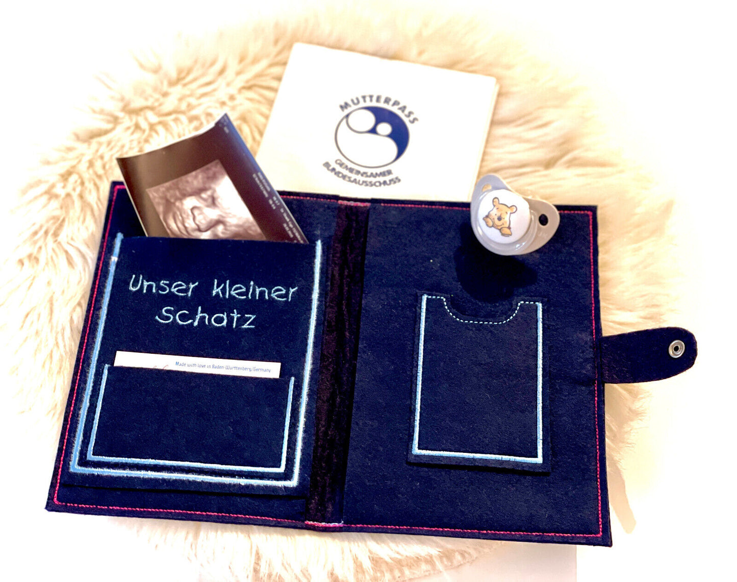 Mutterpasshülle personalisiert Filz bestickt Schnuller, Geschenk für Schwangere