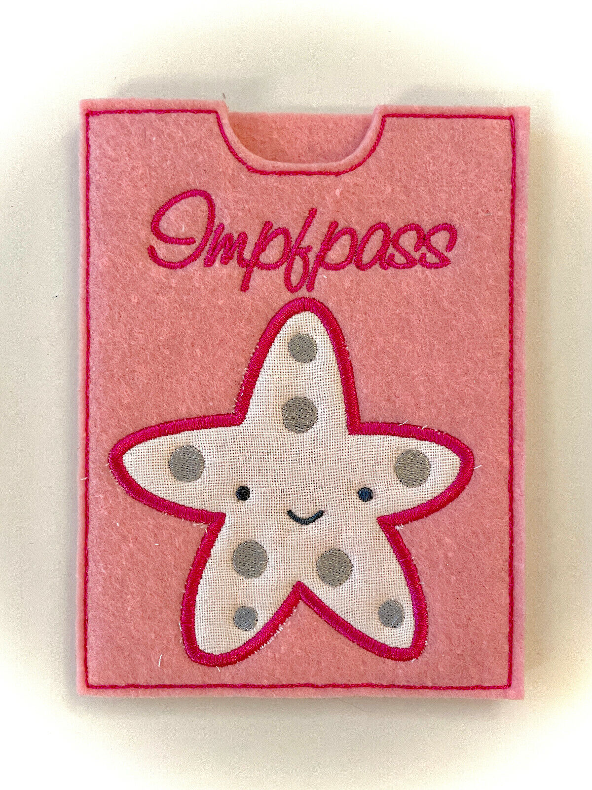 Impfpasshülle für Kinder, Filz bestickt, personalisierbar mit dem Namen