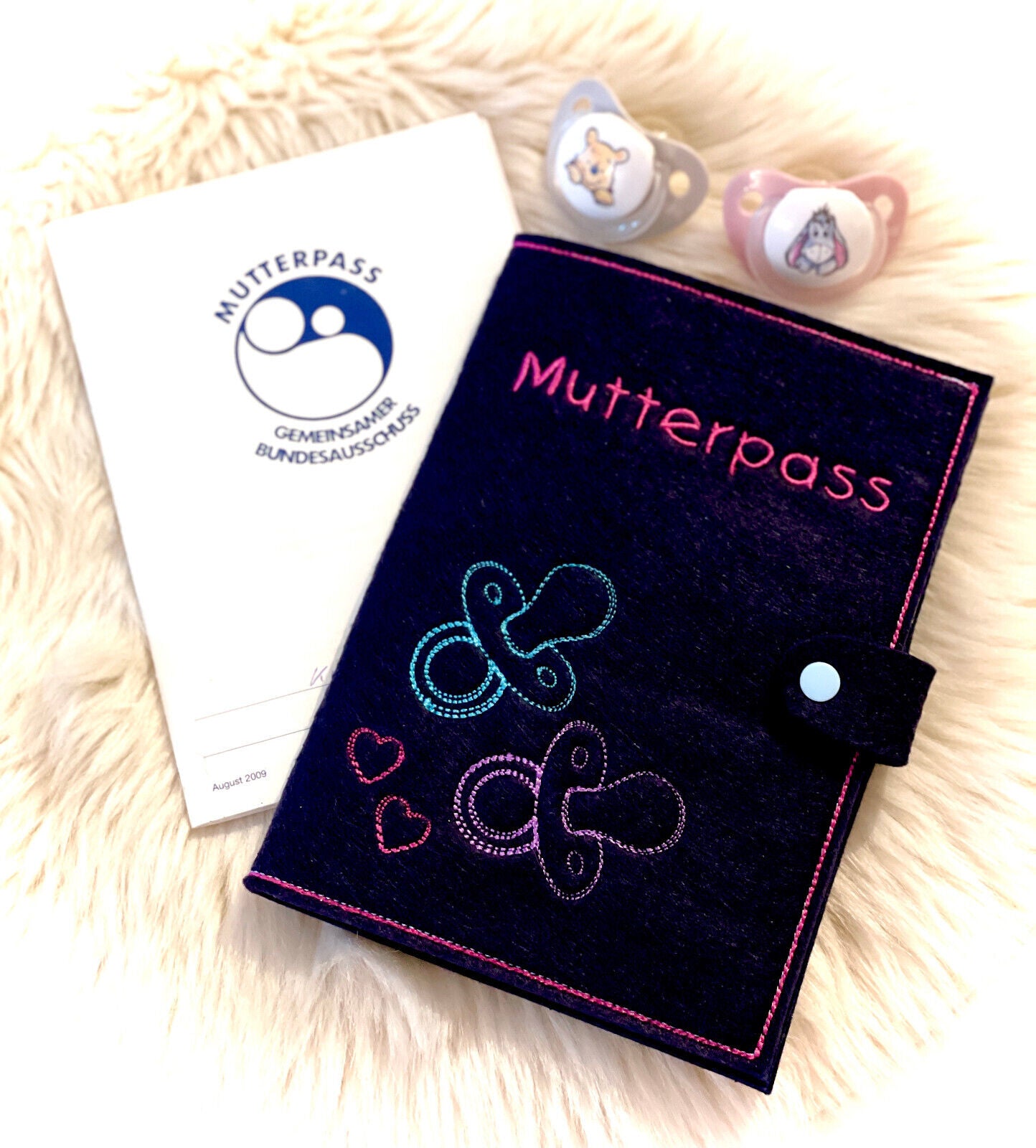 Mutterpasshülle personalisiert Filz bestickt Schnuller, Geschenk für Schwangere