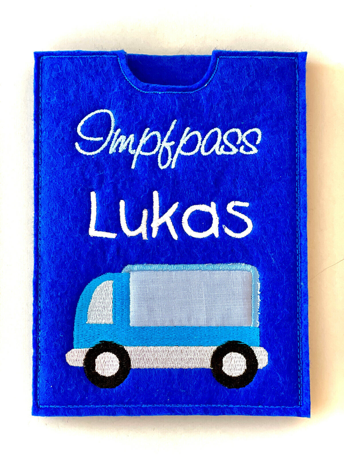 Impfpasshülle für Kinder, Filz bestickt mit Name, Fahrzeuge, Geschenk fürs Baby