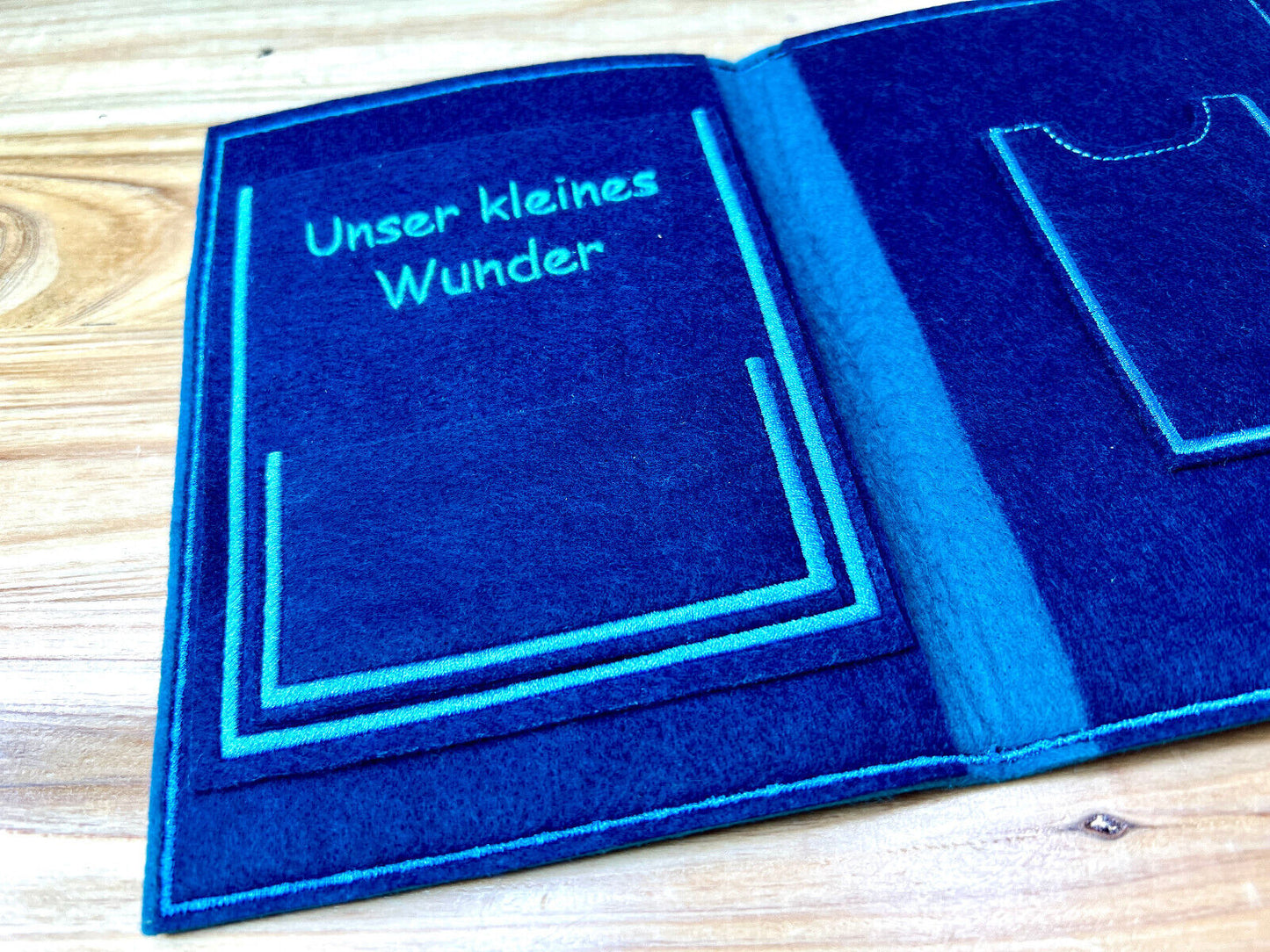 Mutterpasshülle personalisiert Filz bestickt Schnuller, Geschenk für Schwangere