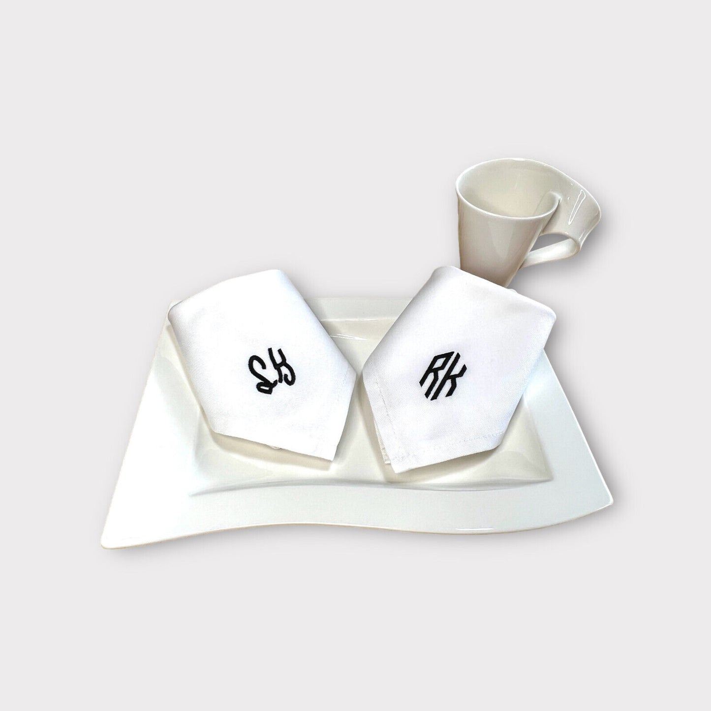 Bestickte Serviette mit Monogramm für den festlichen Esstisch personalisiert