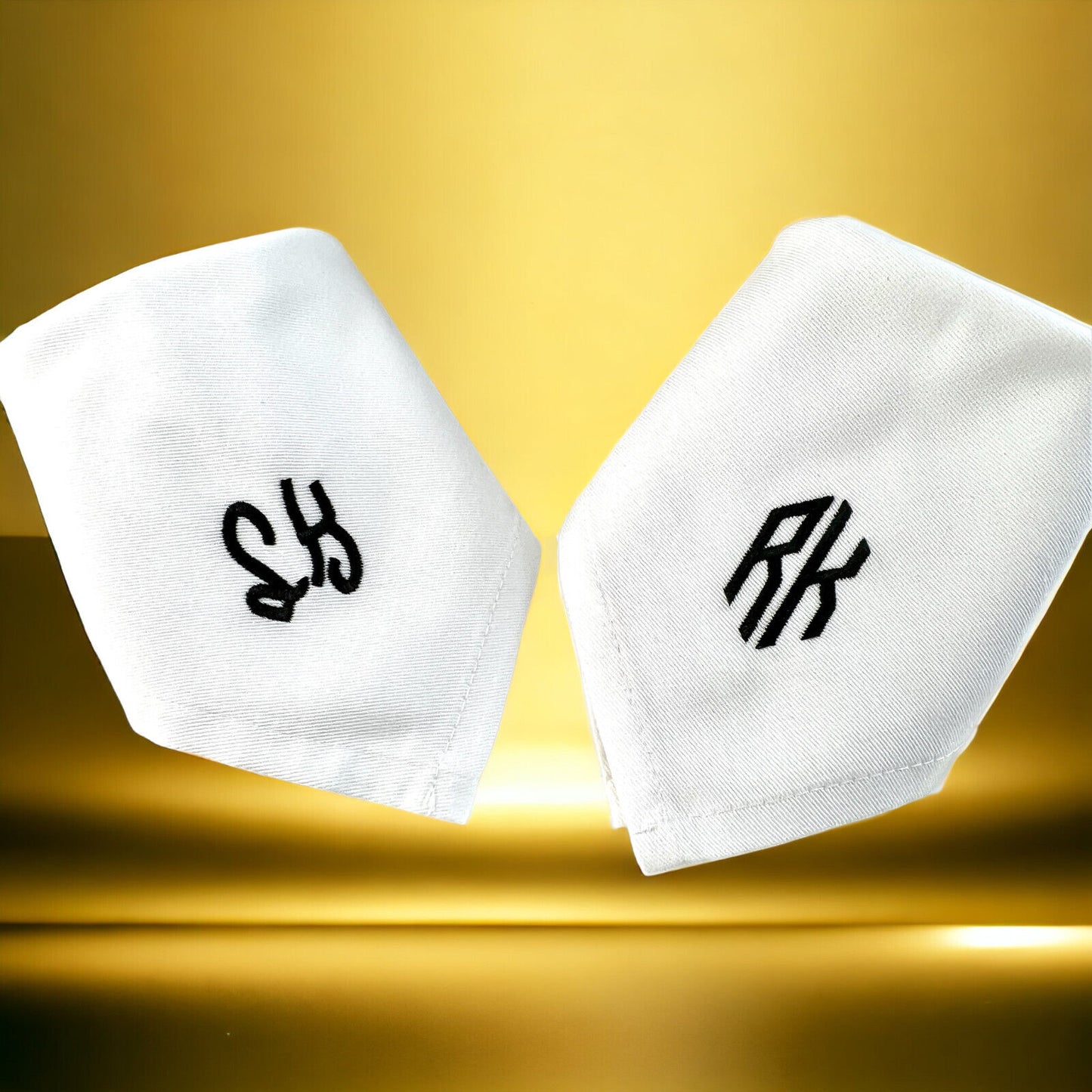 Bestickte Serviette mit Monogramm für den festlichen Esstisch personalisiert