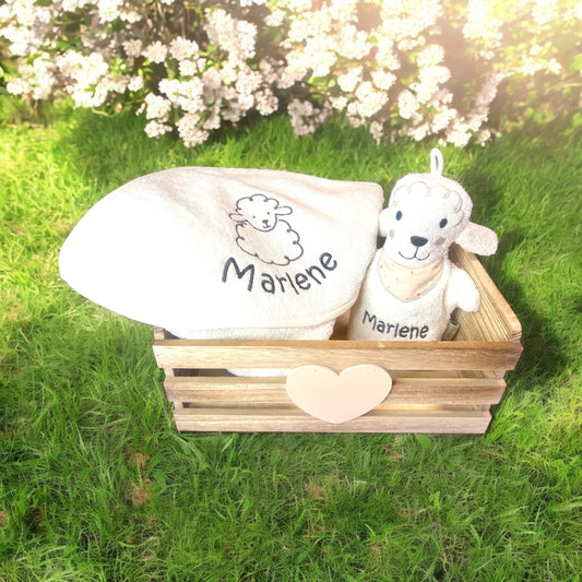 Sterntaler Geschenk-Set Schaf Flocke, Latz, Kapuzenhandtuch und Spielwaschhandschuh mit Namen personalisiert