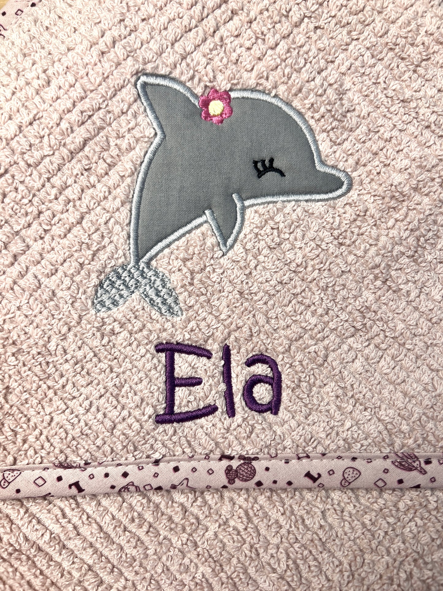 Kapuzenhandtuch mit Delfin und Name bestickt, Biobaumwolle, 100x100 cm, verschiedene Farben