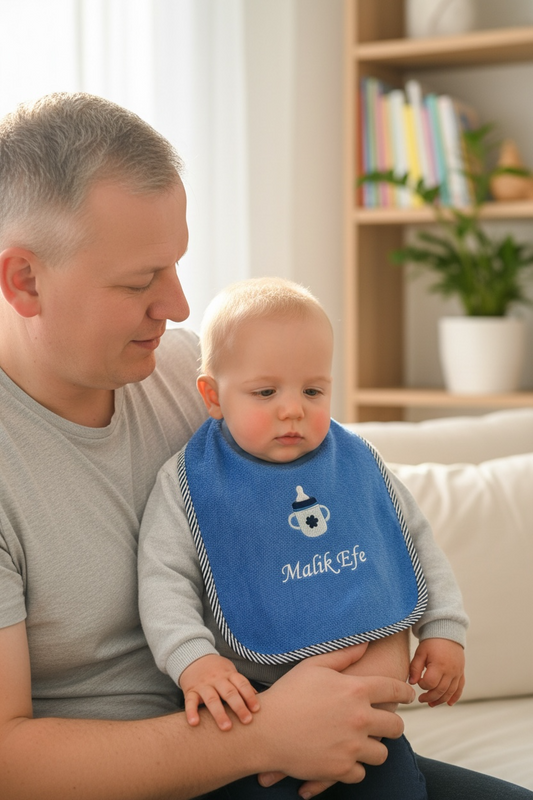 Lätzchen bestickt mit Babyfläschen und Name, Geschenk fürs Baby