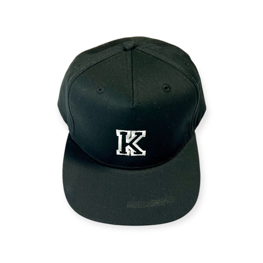 Snapback Baseball Cap mit Wunschbuchstabe, Schwarz mit Weißer Stickerei, Verstellbar