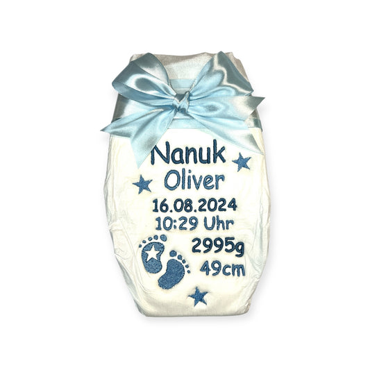 Bestickte Windel mit Name und Geburtsdaten, Sterne und Füße, Geschenk zur Geburt