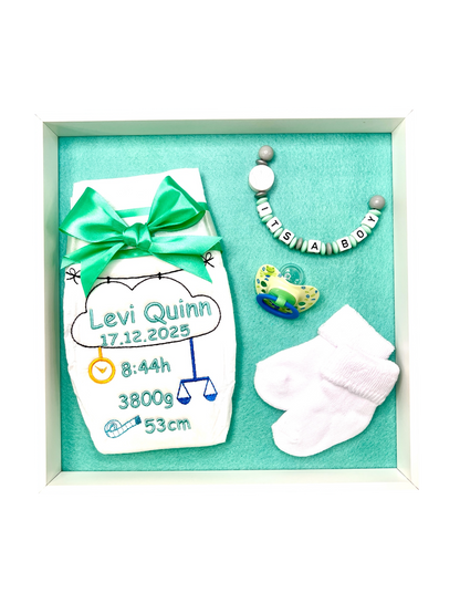 Bestickte Windel im Bilderrahmen, mit Name und Geburtsdaten, Geschenk zur Geburt