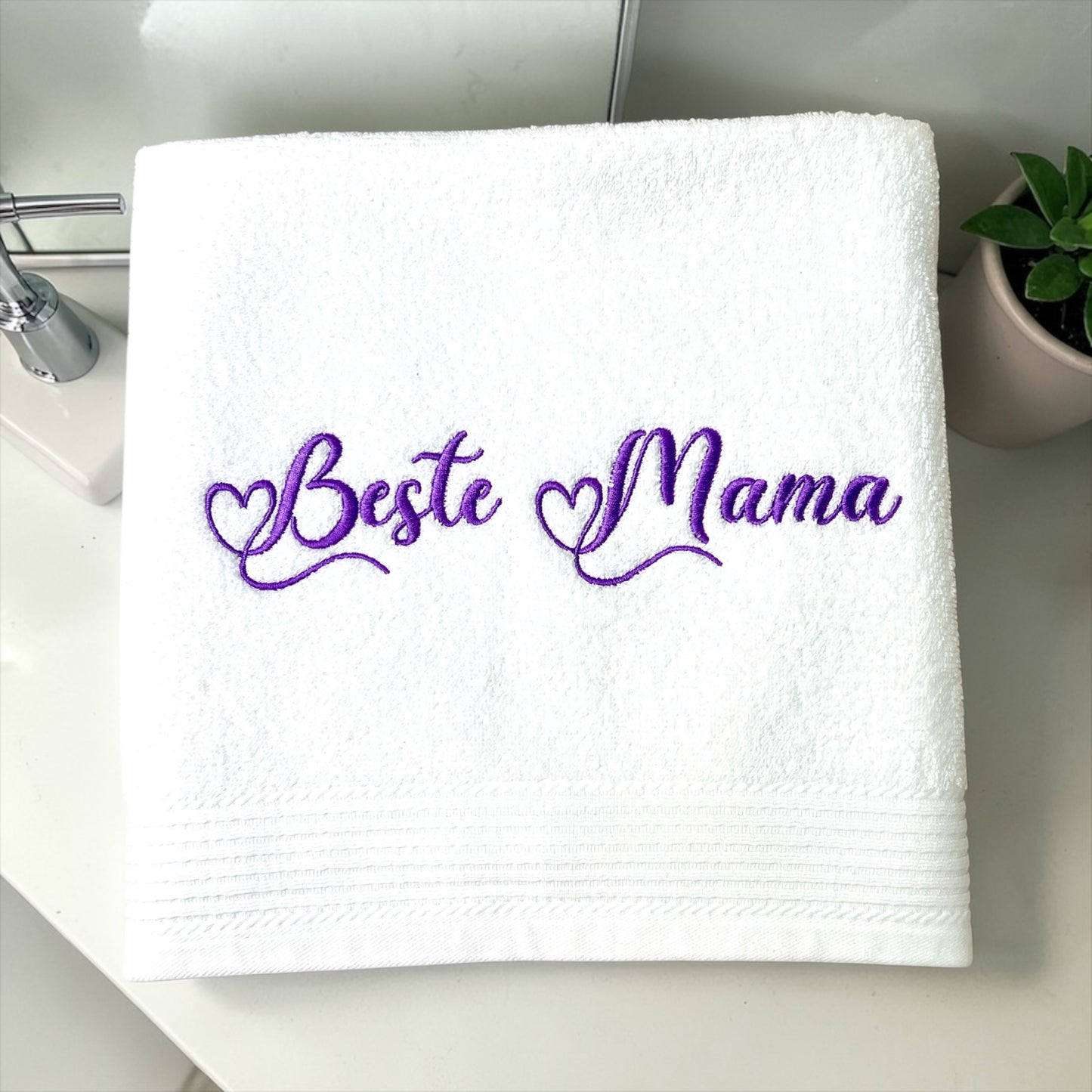 Personalisiertes Handtuch mit Name in geschwungener Handschrift & Herzdetail in 4 Größen