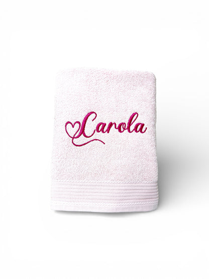 Personalisiertes Handtuch mit Name in geschwungener Handschrift & Herzdetail in 4 Größen