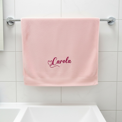 Personalisiertes Handtuch mit Name in geschwungener Handschrift & Herzdetail in 4 Größen
