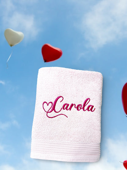 Personalisiertes Handtuch mit Name in geschwungener Handschrift & Herzdetail in 4 Größen