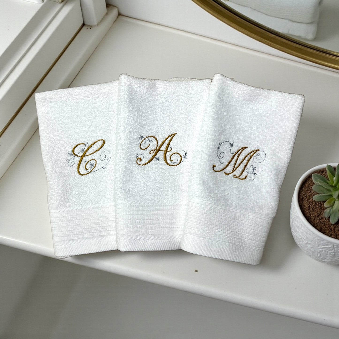 Handtuch mit Ein-Buchstaben-Monogram / Initiale, Handtuch, Sauna, Wellness, Duschtuch, edles Geschenk zu jedem Anlass