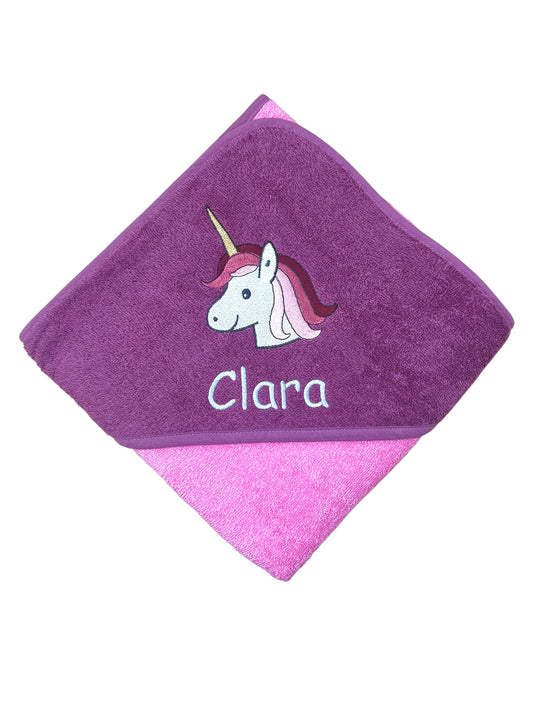 Pinkes Kapuzenhandtuch mit Name und Einhorn-Motiv bestickt 100x100 cm, Baby Geschenk