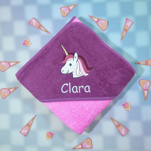 Pinkes Kapuzenhandtuch mit Name und Einhorn-Motiv bestickt 100x100 cm, Baby Geschenk