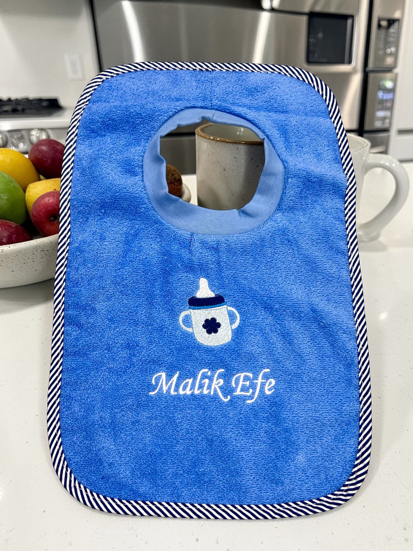 Lätzchen bestickt mit Babyfläschen und Name, Geschenk fürs Baby
