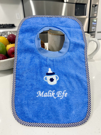 Lätzchen bestickt mit Babyfläschen und Name, Geschenk fürs Baby