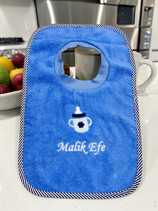 Lätzchen bestickt mit Babyfläschen und Name, Geschenk fürs Baby