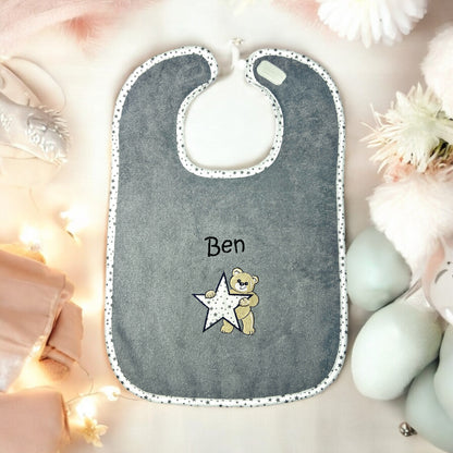 Wörner Riesen Latz - Teddy mit Stern, grau, personalisiertes Baby Lätzchen mit Namen – Extra großer Frottier Esslatz 30x45 cm – besticktes Klettlätzchen – Baby Geschenk