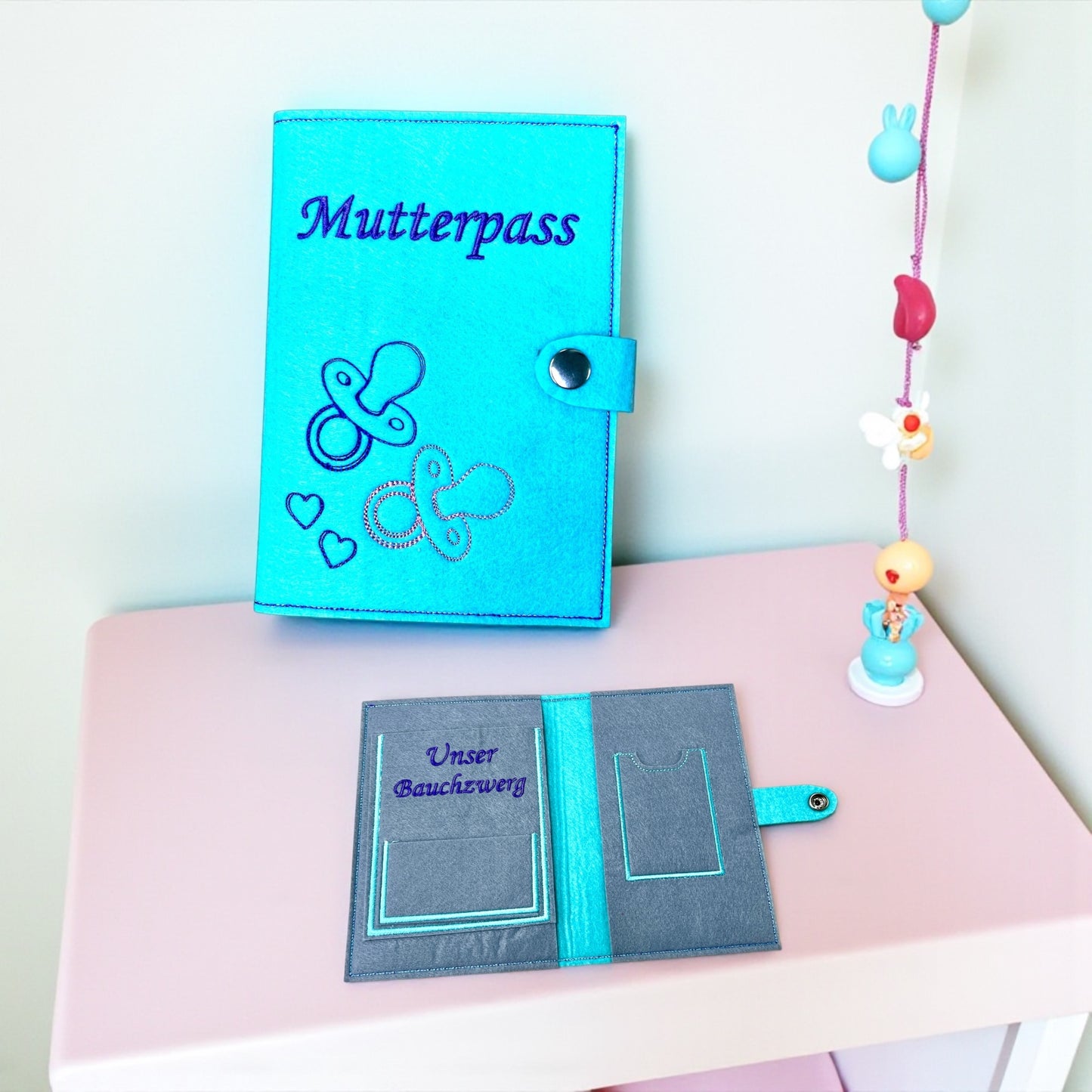 Mutterpasshülle personalisiert Filz bestickt Schnuller, Geschenk für Schwangere