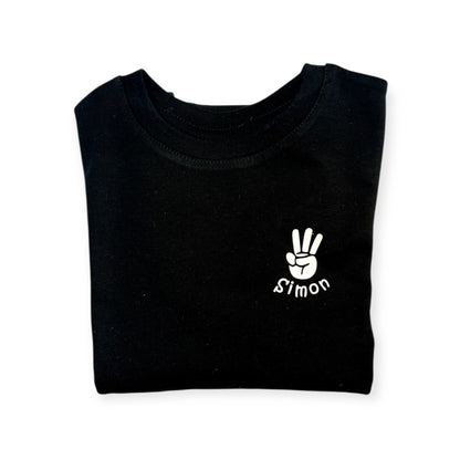 Young wild & three T-Shirt zum 3. Geburtstag mit Name personalisiert, schwarz