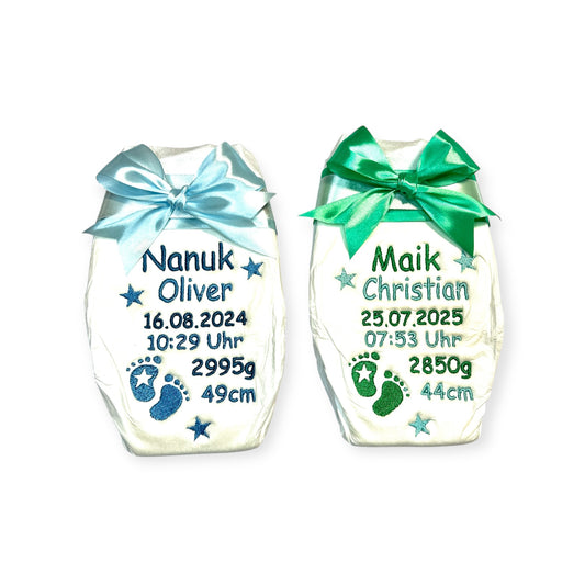 Bestickte Windel mit Name und Geburtsdaten, Sterne und Füße, Geschenk zur Geburt