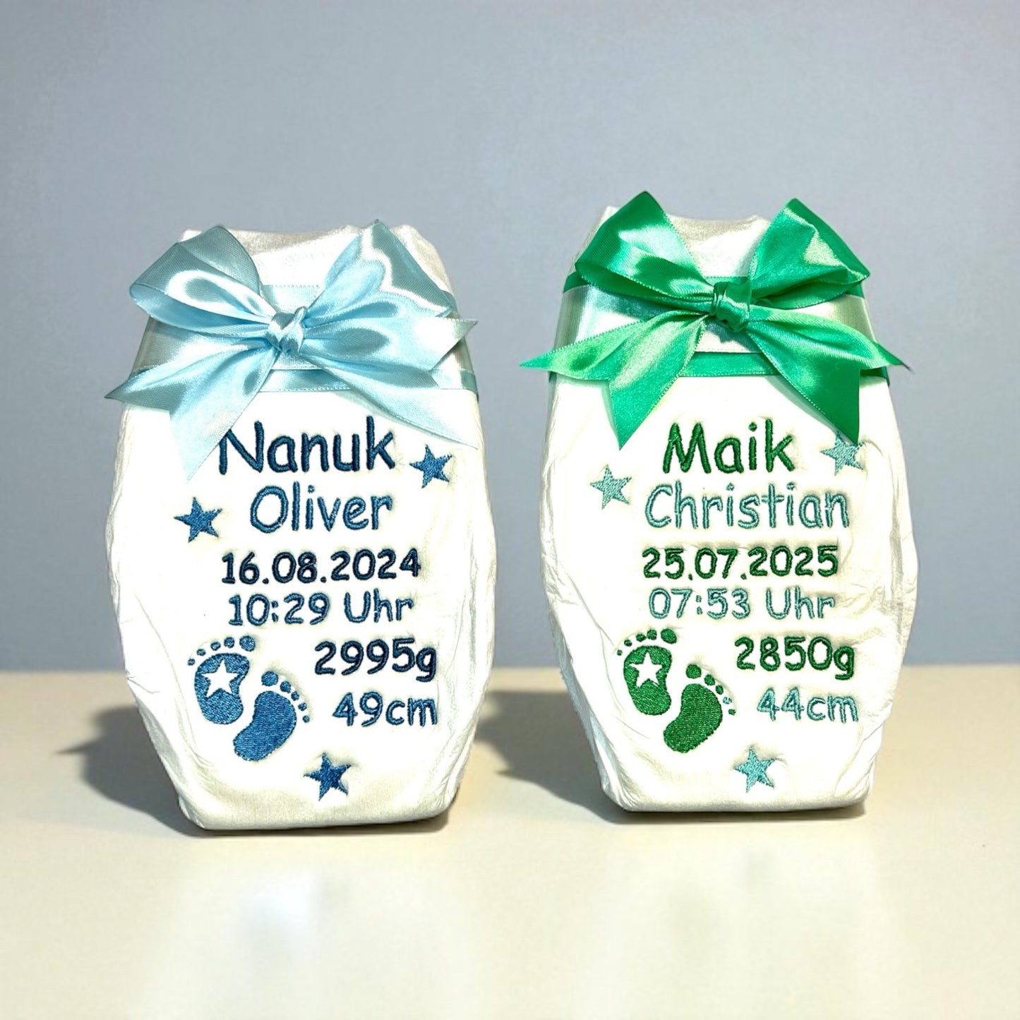 Bestickte Windel mit Name und Geburtsdaten, Sterne und Füße, Geschenk zur Geburt