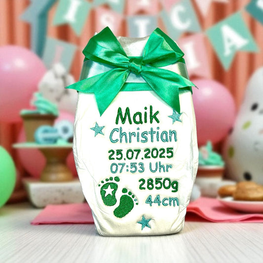 Bestickte Windel mit Name und Geburtsdaten, Sterne und Füße, Geschenk zur Geburt