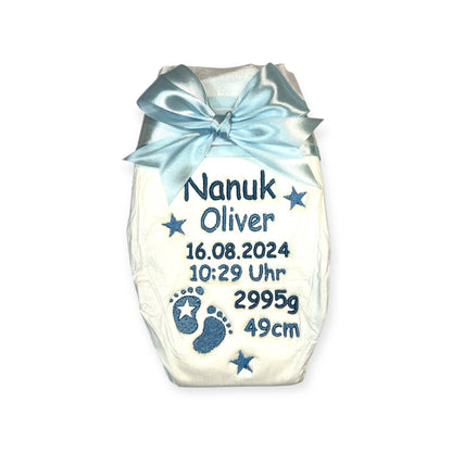 Bestickte Windel mit Name und Geburtsdaten, Sterne und Füße, Geschenk zur Geburt