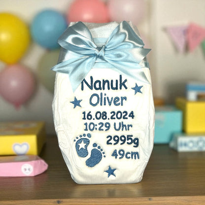 Bestickte Windel mit Name und Geburtsdaten, Sterne und Füße, Geschenk zur Geburt