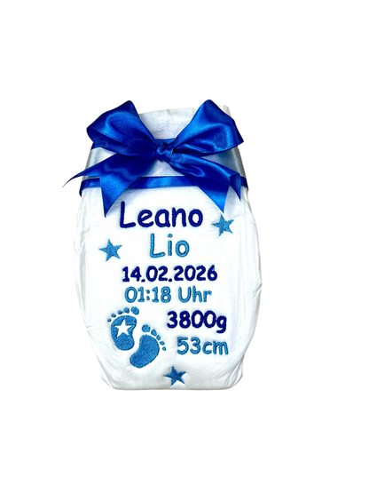 Bestickte Windel mit Name und Geburtsdaten, Sterne und Füße, Geschenk zur Geburt
