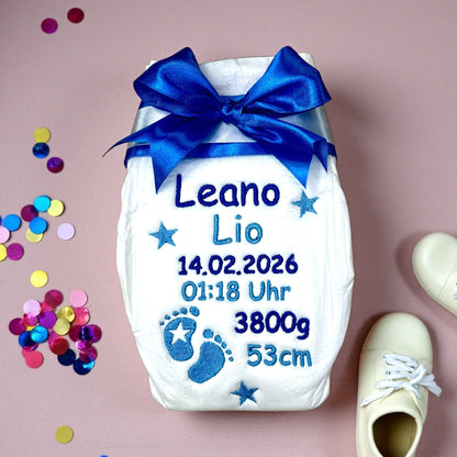 Bestickte Windel mit Name und Geburtsdaten, Sterne und Füße, Geschenk zur Geburt