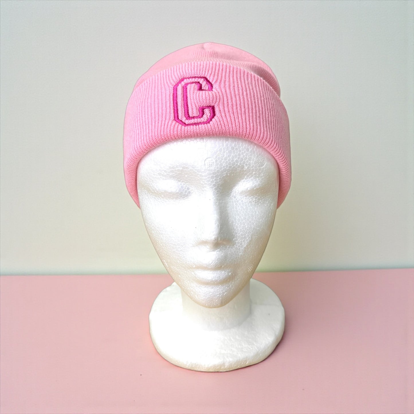 Personalisierte Beanie mit Initiale – bestickte Mütze im College-Style