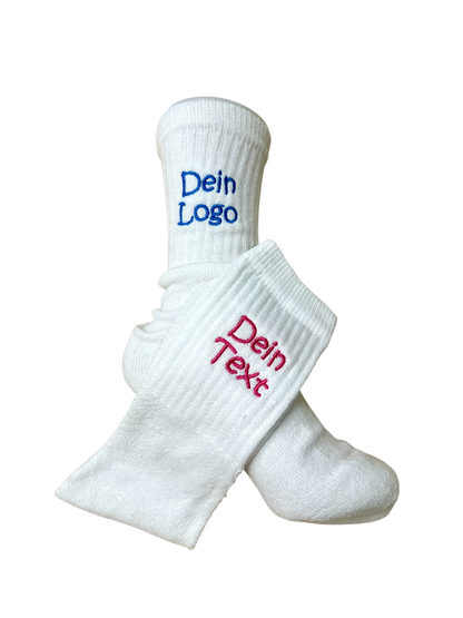 Weiße Sportsocken mit individueller Bestickung – Individuelles Geschenk, Tennissocken, Vereinssocken & Firmensocken
