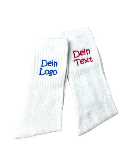 Weiße Sportsocken mit individueller Bestickung – Individuelles Geschenk, Tennissocken, Vereinssocken & Firmensocken