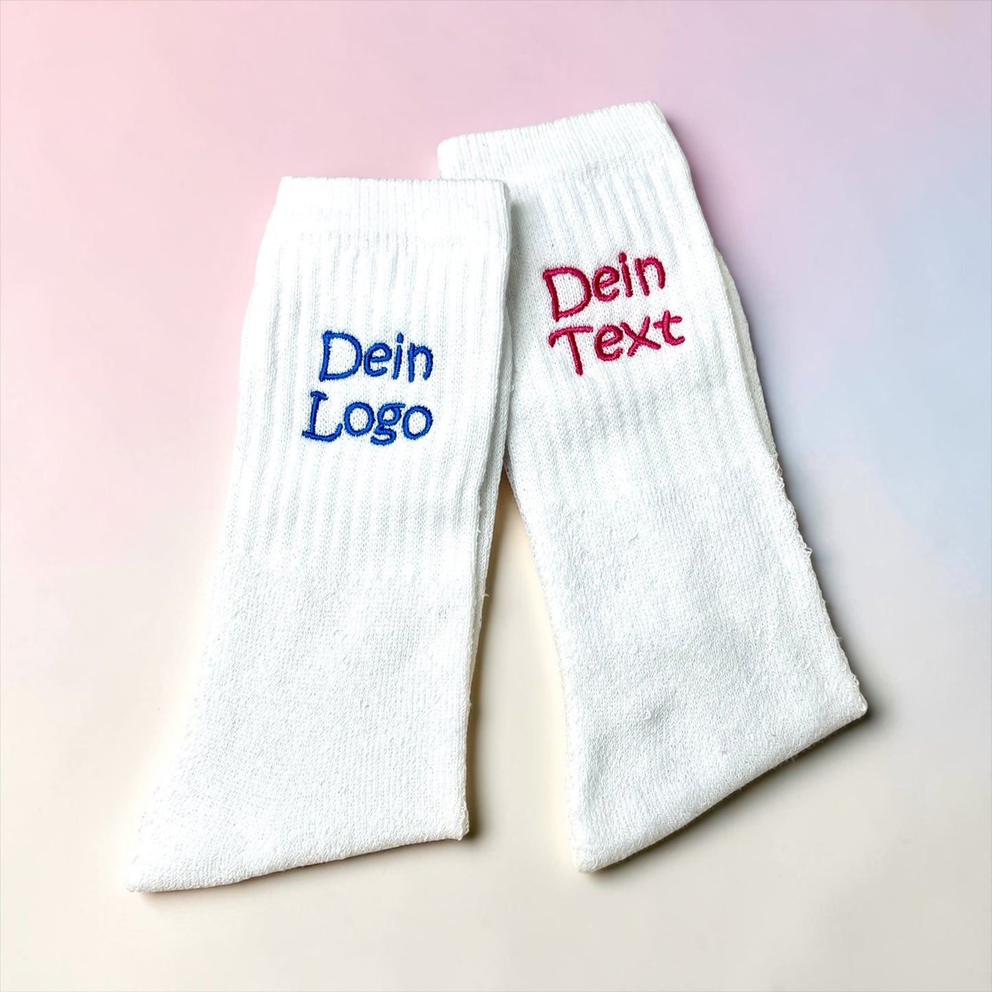 Weiße Sportsocken mit individueller Bestickung – Individuelles Geschenk, Tennissocken, Vereinssocken & Firmensocken