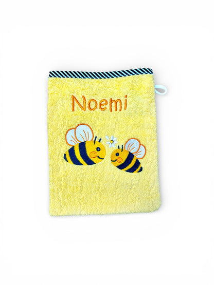 Baby Waschlappen, gelb mit Bienen-Motiv und Name bestickt, aus Baumwolle