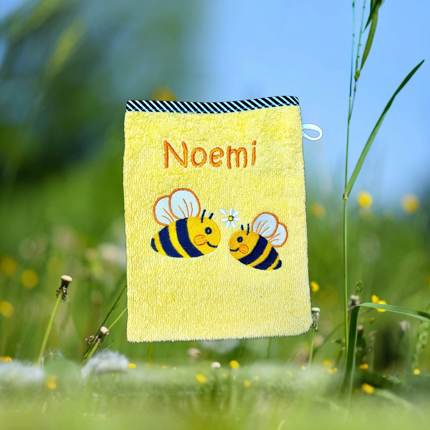 Baby Waschlappen, gelb mit Bienen-Motiv und Name bestickt, aus Baumwolle